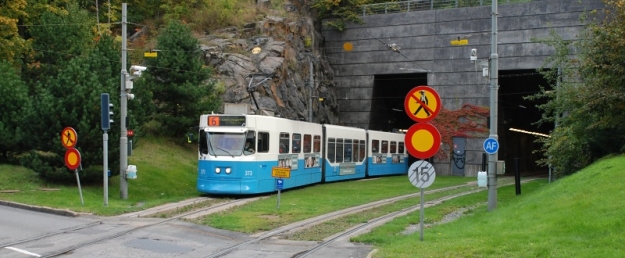 Zástupce vozů s označením M21 nesoucí ev.č.373 opouští tunel, který je využíván pro rychlejší cestu z centra na okraj města. | 28.9.2012