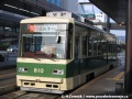 Vůz 810 z roku 1983 vyložil cestující na úvrati u hlavního nádraží v Hirošimě. Vozy řady 800 jsou nejnovějším provozovaným typem sólo vozů | 30.10.2008