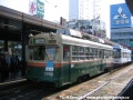 Vůz 1902 v nástupní zastávce Hiroshima Station. Každý z 15 vozů řady 1900 má svou přezdívku, kterou lze vidět na tabulce s modrým polem. Číslu 1902 se říká Momojama | 30.10.2008