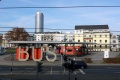 Ne zcela ukázkový snímek dokumentuje pohled z vyvýšeného nádraží Paradies-bahnhof na nový autobusový terminál. Je zde zajištěna vazba mezi vlaky, tramvajemi i autobusy. | 22.11.2014
