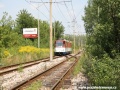 K zastávce Valcovne U.S. Steel přejíždí přes dvojici kolejových přejezdů vůz KT8D5 ev.č.530 na lince Rz. | 7.8.2007