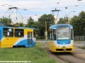 Vůz Pragoimex Vario LFR.S ev.č.701 se ve smyčce Havlíčkova setkává se záložním vlakem obsazeným vozem KT8D5 ev.č.538. | 14.7.2012