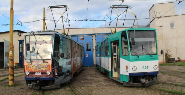 Vozy T6A5 ev.č.606 a 624 před halou těžké údržby tramvají. | 18.10.2014