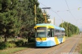 Vůz VarioLF2+ #828 na lince 7 burácí po velkoplošných panelech BKV k zastávce Dneperská. | 13.7.2021