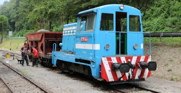 Údržba tratě s pracovním vlakem vedeným lokomotivou T211.0071, neboli TU29.2003 pojmenovanou Danka. | 21.7.2019