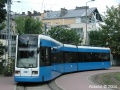 Nízkopodlažní tramvaj Bombardier NGT6 svým opatrným designem rozhodně neurazí centrum města ani rychlodráhu na předměstí. Také úprava nátěru do krakowských modrobílých barev dokazuje, že v jednoduchosti je síla. Takové jsou perfektní dojmy z vzhledu vozu ev.č.2007, který pózuje fotografovi ve smyčce Salwator na lince 6 | 10.8.2004