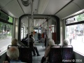 Interiér tramvaje NGT6 ev.č.2007. Pohled z nehnaného středního článku do přední části vozu. Jízda tímto vozem je plynulá a tichá a provedení interiéru svou kvalitou odpovídá výborným vnějším dojmům z této tramvaje | 10.8.2004