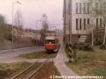 Slavnostně vyzdobený vůz T2 ev.č.8 projíždí soutěskou v okolí budov Textilany | 23.4.1988