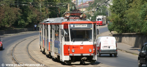 Vůz KT8D5 ev.č.211 původem z Mostu, kde nesl ev.č.320 podjíždí železniční most v centru Miskolce. | 8.8.2007