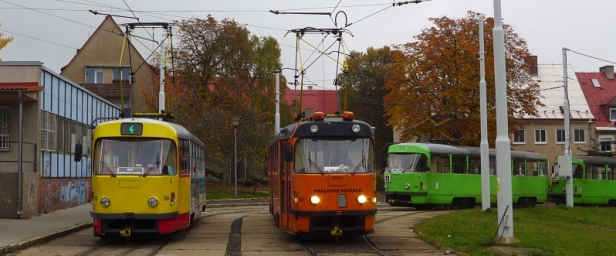 Ve smyčce Litvínov, Citadela se setkaly vozy T3M.03 ev.č.304, pracovní vůz T3 ev.č.263 a souprava zrychlovačů T3 ev.č.257+240, s pozůstatky zelené reklamy na Severní energetickou, odstavená zde po špičce. | 26.10.2016