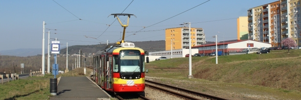 Vario LF+ #314, stejně jako další mostecko-litvínovské tramvaje s rouškou na čele, stojí v zastávce Velebudická, škola. Tato zastávka se nachází v prostorech smyčky Velebudická. | 9.4.2020