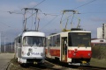 Ve smyčce Velebudice, Interspar se tramvaj T5 setkala s provozním vozem ev.č.257 na lince 2. | 15.4.2006