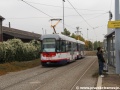 K hlavnímu nádraží se blíží souprava vozů VarioLF plus/o ev.č.106+105 v „PX“ spojení vypravená na linku 2. | 14.10.2013