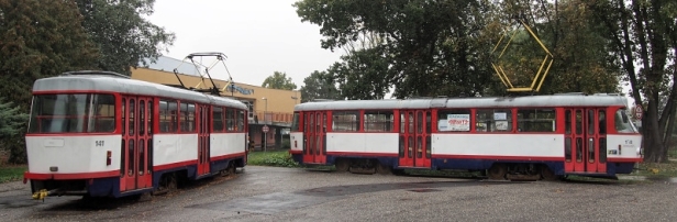 Vyřazené olomoucké tramvaje T3 #138 a #141 byly před komunálními volbami v roce 2018 umístěny na parkovišti před bazénem v Legionářské ulici Legionářská. Sloužily jako předvolební stánek KDU-ČSL. Jejich majitelé mají i záměr na další využití jako místo pro kulturní akce. | 27.9.2019