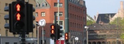 Ještě jednou semafory pro chodce a les červených panáčků. A my proklínáme Hradčanskou :-) | duben/květen 2011