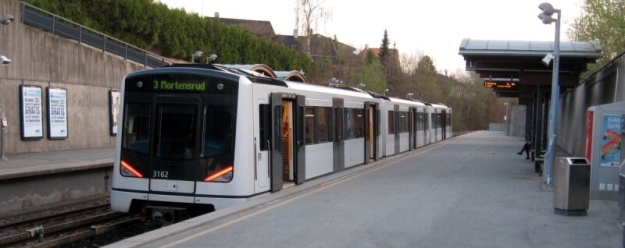 Stanice jsou dlouhé, stavěné pro spojené 6-vozové soupravy. V případě příjezdu 3-vozové se pak zastavuje zcela náhodně. Někdy až u přední hrany nástupiště, jindy uprostřed, atd. | duben/květen 2011