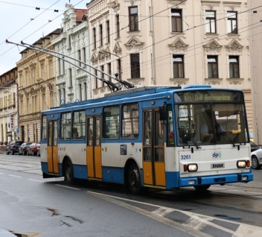Po rychlém obratu se trolejbus Škoda 14Tr10/6 ev.č.3261 vypravený na linku 106 vrací zpět. | 15.6.2016