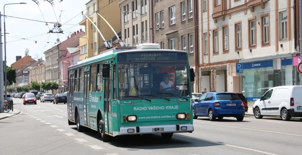 Křižovatkou u Masarykova náměstí projíždí trolejbus Škoda 14Tr10/6 #343 z roku 1991. | 4.6.2018