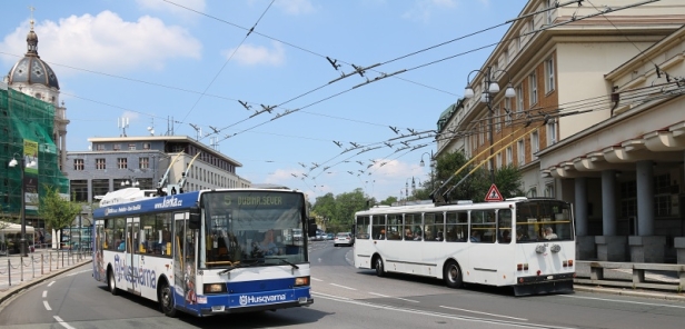 Setkání pardubických trolejbusových legend, které se s městem perníku pomalu loučí. Na Náměstí Republiky se potkávají trolejbusy Škoda 21Tr #398 z roku 2004 a Škoda 14Tr10/6 #347 z roku 1991. | 4.6.2018