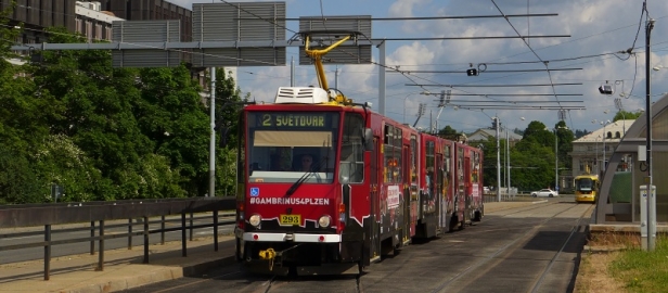 Vůz KT8D5-RN2P ev.č.293 překonává kolejovou spojku v zastávce Hlavní nádraží. | 10.6.2017