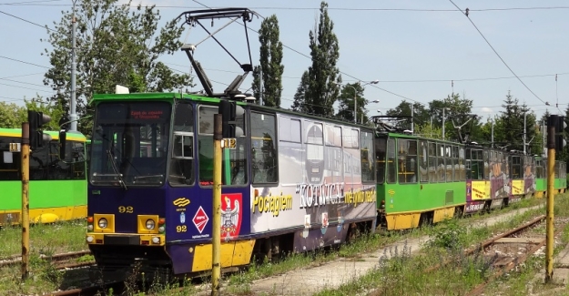 Odstavná plocha poblíž zastávky Budziszyńska obsazená vozy Konstal 105Na. | 2.7.2012