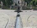 Mezi kolejemi košické Hlavní ulice, které slouží k sezónnímu provozu koňské dráhy protéká v uměle vytvořeném korytu voda zakončená fontánou | 7.8.2007