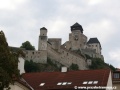 Fotozastávka pod Trenčínským hradem, jemuž dominuje Matúšova věž, ke které přiléhají reprezentativní gotické paláce - Matúšův, Ľudovítův, Barbořin, a kaplička | 4.8.2007