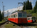 Ze stanice Štrba stoupá k Tatranskému Lieskovci ozubnicová jednotka 405 951-8+905 951-0, na odstavných kolejích postává odstavený řídící vůz 905 952-8 | 10.8.2010