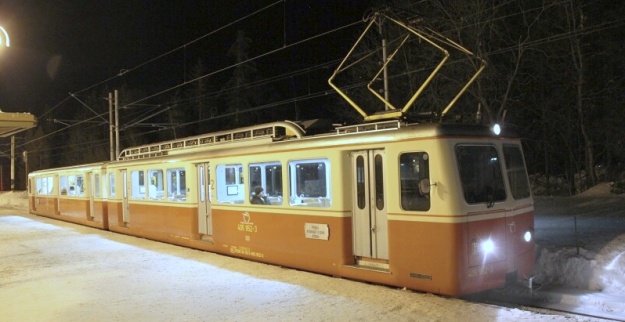 Jednotka 405.952-3+905.952-8 u nástupiště na Štrbském Plese vyčkává odstavená před poslední jízdou do Štrby. | 31.1.2012