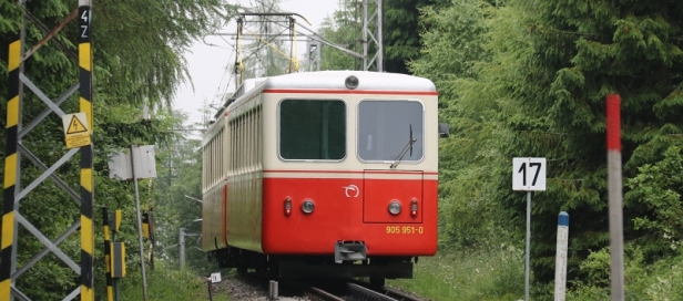 Jednotka 905 951-0+405 951-5 opouští stanici Štrbské Pleso. V tomto úseku klesání je povolena maximální rychlost 17 km/h. | 28.6.2016