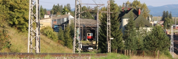 Z vrat spodní stanice Štrba vykukuje čelo jednotky 905 953-6+405 953-1. | 7.9.2016
