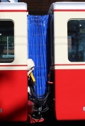 Přechod mezi oběma vozy jednotky kryje inovovaný měch modré barvy. Všimněte si stále zachovaných tabulek s původním řadovým označením EMU 29.0003 a R 29.0003. | 8.9.2916