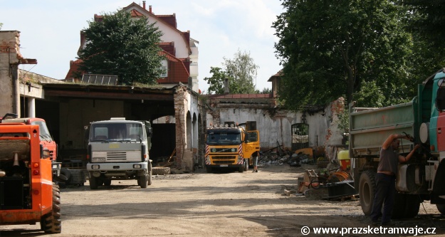 Pozůstatky původního depa Tatranských Elektrických Železnic v Popradě, včetně torza vjezdové koleje | 22.8.2008