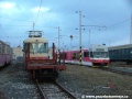 Odstavená jednotka 420 959-9 se stydlivě krčí za oplenovým vozem v sousedství nové jednotky 425 957-8 v depu Elektrických Železnic v Popradu. | 16.3.2009