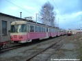 Odstavené jednotky 420 966-4, 420 953-2 a za oplenovým vozem skrytá 420 959-9 v depu Tatranských Elektrických Železnic v Popradu. | 16.3.2009