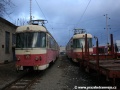 Odstavené jednotky 420 953-2 a za oplenovým vozem trošku skrytá 420 959-9 v depu Tatranských Elektrických Železnic v Popradu. | 16.3.2009