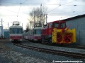 Jednotky 420 959-9, 420 966-4 a 420 953-2 odstavené v depu Tatranských Elektrických Železnic v Popradu v sousedství sněhové frézy, která prošla v uplynulých měsících generální opravou. | 16.3.2009