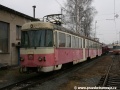 Jednotka 420 966-4 odstavená v depu Tatranských Elektrických Železnic Poprad s přihlížející jednotkou 420 959-9 na okraji snímku. | 16.3.2011