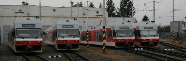 Popradskému depu Tatranských Elektrických Železnic již dominují jednotky řady 425, na snímku stojí jednotky 425 955-2, 425 957-8, 425 958-6 a 425 954-5. | 16.3.2011