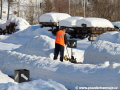 K zajištění sjízdnosti musí nastoupit také lidské ruce a vymetat sníh odevšad, kde by mohl být na překážku... | 29.1.2012