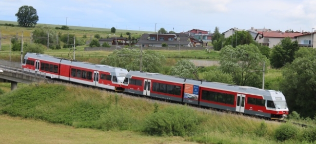 Souprava jednotek 425 951-1+425 954-5 v kombinaci nového a původního vnějšího laku odstupuje ze stanice Poprad-Tatry spojovací kolejí do depa. | 29.6.2017