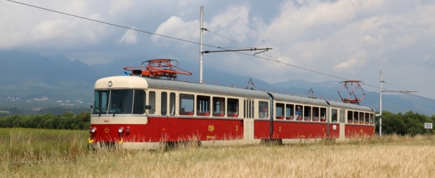 Pózování jednotky EMU 89.0009 v polích před Velkým Slavkovem. | 20.7.2019