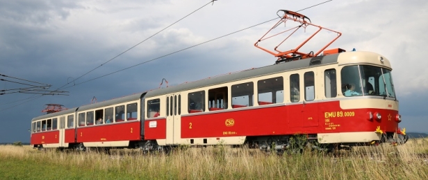 »Trojče« EMU 89.0009 zachycené na trati mezi Velkým Slavkovem a Popradem. | 20.7.2019