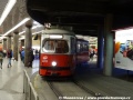 Tramvajová podzemní smyčka Shottentor s promáčklým vozem „E“ na lince 42 má nad sebou svoje povrchové dvojče pro další linky. | 17.12.2011