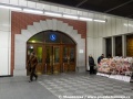 Kontrastem ke kovovému U je historický vstup do stanice příměstské železnice. | 17.12.2011