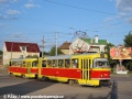 Díky příkladné péči volgogradského Dopravního podniku Metroelektrotrans jsou dnes bezmála čtyřicetileté tramvajové vozy stále v dobré kondici, což je na ruské poměry něčím naprosto nevídaným. Na snímku projíždí souprava dvoudveřových tramvají Tatra T3SU ev.č.2614+2613 z roku 1971 křižovatkou ulic Maršála Žukova x Kaspijskaja. | 24.8.2009