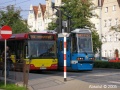 Setkání vozu Konstal 105NaWr ev.č.2460 a kloubového nízkopodlažního autobusu Volvo ev.č.8135 poblíž zastávky Rynek. Obdobné setkání typických vozidel MHD v Praze by znamenalo vůz T3R.P vedle Citybusu. | 17.8.2005