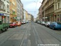 Tramvajová trať klesá ulicí Milady Horákové v táhlém pravém oblouku k zastávkám Kamenická.