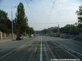 Přímý úsek tramvajové tratě mezi křižovatkou Sirotčinec a provizorní křižovatkou Prašný most tvořený velkoplošnými panely BKV