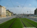 Tramvajová trať se stáčí mezi křižovatkami Hradčanská a Špejchar táhlým levým obloukem v zatravněném svršku ve středu ulice Milady Horákové.